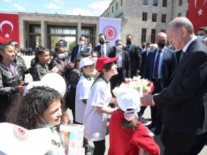 Cumhurbaşkanı Erdoğan, Meclis’te karşılaştığı çocuklarla sohbet etti