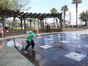 Marmaris’te çocukların yeni eğlencesi kuru fıskiye havuzu oldu