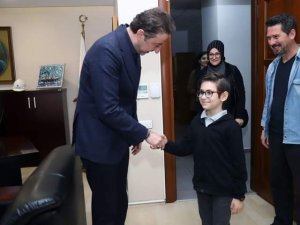 Bandırma Belediye Başkanı Tosun, küçük taraftara Bandırmaspor forması hediye etti.