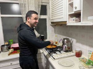 Bağatar, sahurda konuk olduğu öğrenci evinde menemen pişirdi