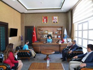 Başkan koltuğuna oturan çocuklar yatırımları konuştu