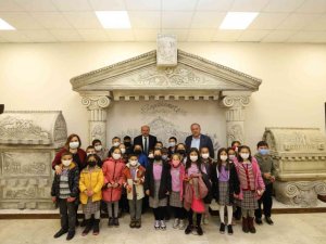 Başkan Otgöz, “23 Nisan tüm dünya çocuklarını kucaklayan eşsiz bir bayram”