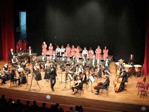 Büyükşehir Çocuk Korosu İlk Konserini Verdi