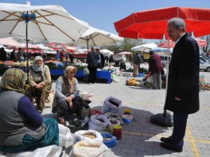 Başkan Akkaya Perşembe Pazarını ziyaret etti