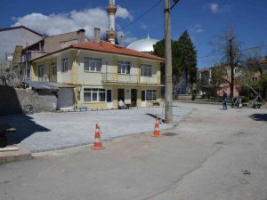 Gediz’de yol, yaya yolu ve cep otopark çalışmaları devam ediyor