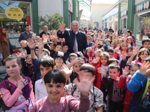 Efeler’de çocuklar bayram ediyor