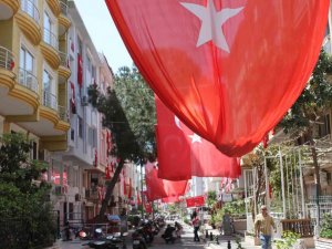 Marmaris’teki bu sokak sekizinci kez 23 Nisan coşkusuna hazırlanıyor