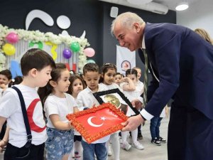 Başkan Zolan, miniklerin bayram sevincini paylaştı