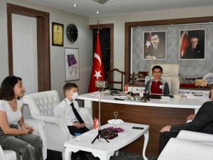 Başkan Erol koltuğunu çocuklara bıraktı