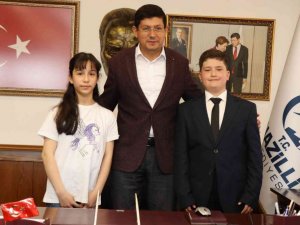 Başkan Özcan makam koltuğunu çocuklara devretti