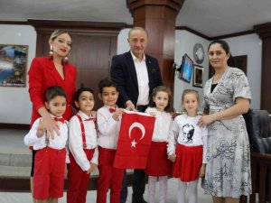 Didimli miniklerden Başkan Atabay’a sürpriz ziyaret