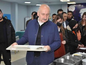 Bakan Karaismailoğlu, sahurda gençlerle buluştu