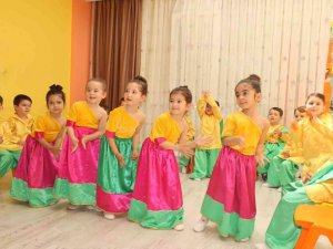 Kuşadalı miniklerin 23 Nisan gösterisi yoğun ilgi gördü