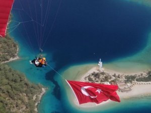 23 Nisan’da 1200 metre yükseklikte Türk bayrağı açtılar