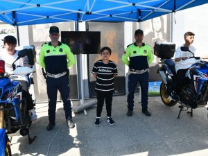 Söke’de Jandarma çocukların bayramını kutladı