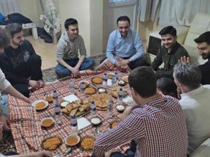 AK Parti’li Baybatur öğrenci evine misafir oldu, iftar yaptı