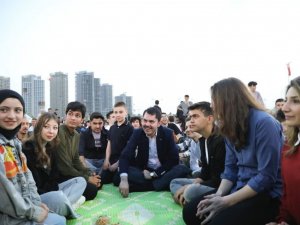 Bakan Kurum, ilk defa oy kullanacak 5 bin gençle iftarda buluştu