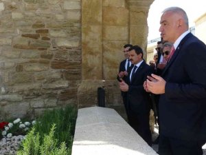 Bakan Ersoy restorasyonu süren Seddülbahir Kalesi’nde incelemelerde bulundu