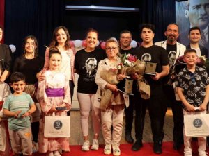 Nazilli’de minikler bayram coşkusunu tiyatro ile taçlandırdı