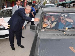 Amasya Belediye Başkanı Sarı, iftar öncesi trafikte Ramazan pidesi dağıttı