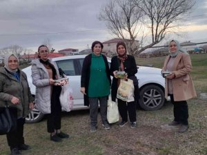 "AK kadınlar" evlerinde hazırladıkları yemekleri ihtiyaç sahipleriyle paylaşıyor