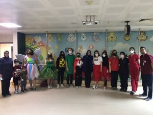 ADÜ’lü öğrencilerden hastanede tedavi gören çocuklara moral desteği