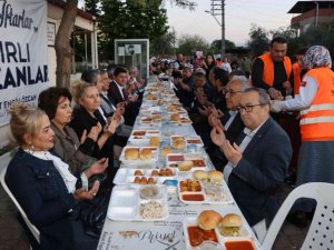Nazilli Belediyesi iftar sofraları kurmaya devam ediyor