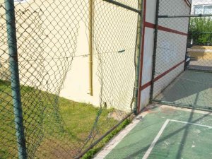 Marmaris’teki basketbol sahasının tel örgüleri tahrip edildi