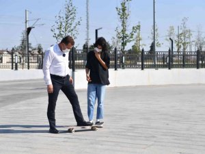 Başkan Yılmaz’dan gençlere kaykay parkı