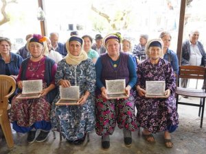 Milas’ta kırsalda yaşayan vatandaşlara ipek böceği larvası ve halı ipi dağıtıldı