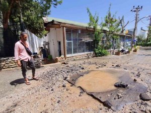 Bodrum’da isale hattı yine patladı, bazı iş yerlerini su bastı