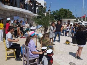 Datçalı öğrenciler çevre temizliğine dikkat çekti