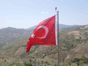 Nazilli’nin dört bir yanı dev Türk bayrakları ile donatılıyor