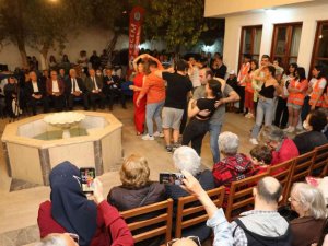 Üniversite öğrencileri, yaşlı çınarlarla Dünya Dans Günü’nde bir araya geldi