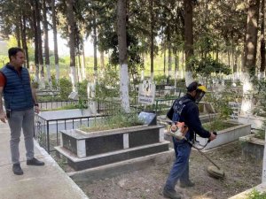 Kuşadası’nda mezarlıklar bayram ziyaretine hazır