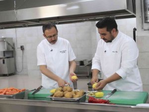 Bakan Kasapoğlu mutfağa girdi, gençlere iftar menüsü hazırladı