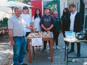 Öğrenciler yaptıkları sabunu satarak ihtiyaç sahiplerine erzak aldı