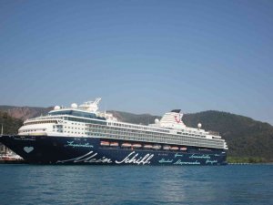 Marmaris’e gelen dev yolcu gemisi esnafın yüzünü güldürdü