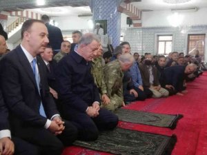 Milli Savunma Bakanı Hulusi Akar bayram namazını Balıklıgöl’de kıldı