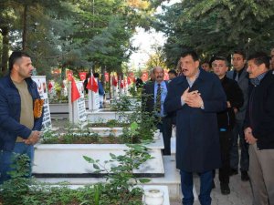 Başkan Gürkan’dan şehitlik ziyareti