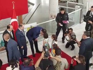 Bakan Kurum 7 yaşındaki Zeliha’nın elini öpüp harçlık verdi