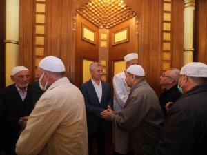 Başkan Tahmazoğlu vatandaşlarla bayram namazında bir araya  geldi