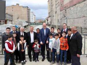 Bakan Soylu Yüksekova’da vatandaşlarla bayramlaştı