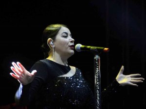Zara, sesi ve güzelliği ile mest etti