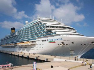 Bodrum’a tarihinin en büyük yolcu gemisi geldi