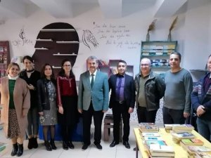 İncirliova’da toplanan kitaplar kurulan kütüphaneye teslim edildi