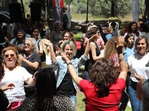 Aydın Büyükşehir Belediyesi’nin etkinliğinde anneler doyasıya eğlendi