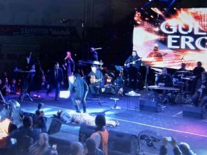 Gülben Ergen sahnede bayıldı
