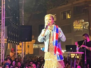 Gülben Ergen 20 dakika süren müdahalenin ardından tekrar sahneye çıktı