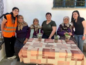 Kuyucak’ta annelere çiçekli sürpriz